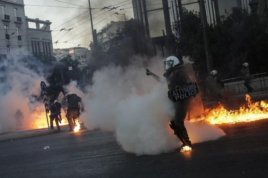 Безредици в Атина - защо протестират гърците